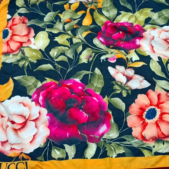 Cucci scarf - Picture 1 of 3